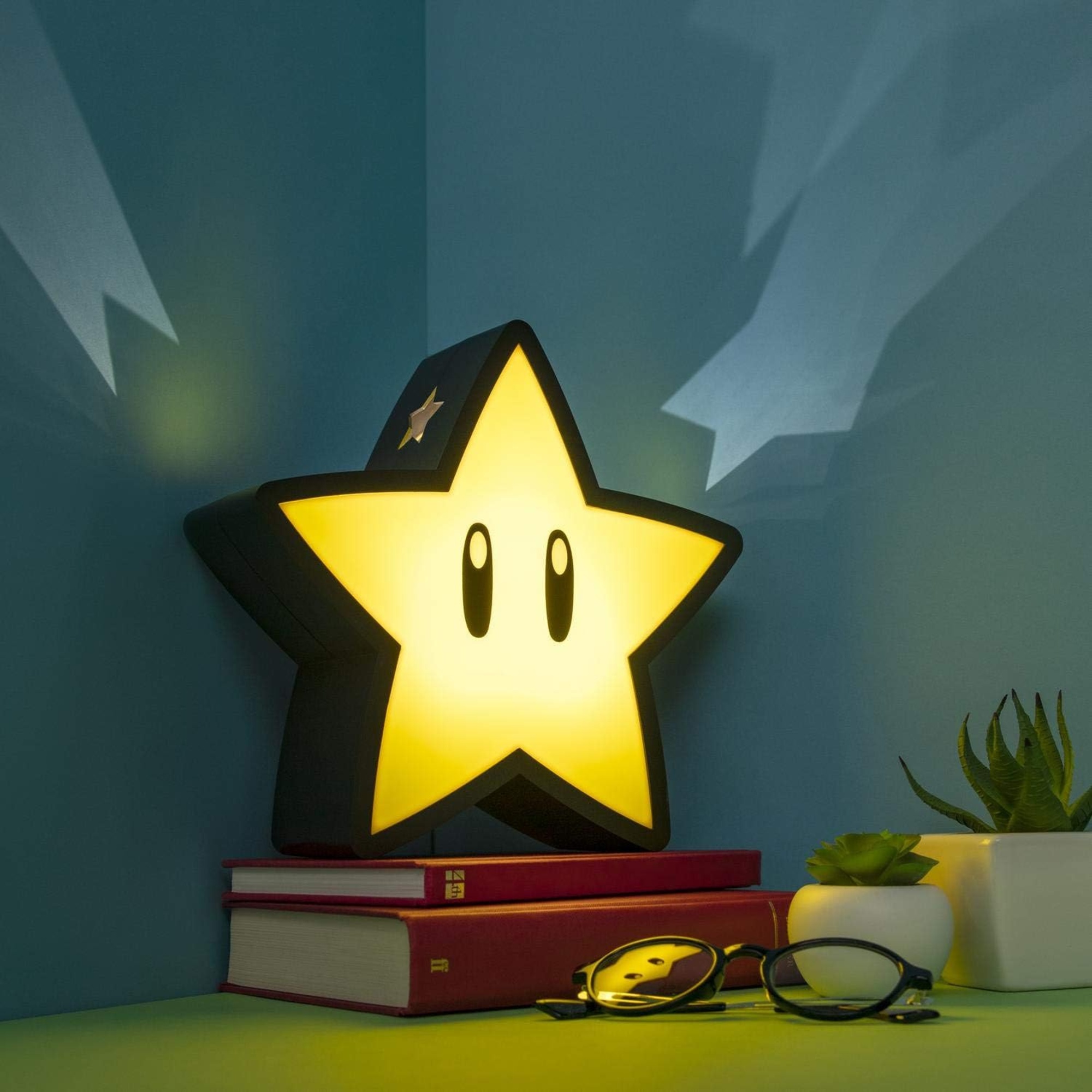 Lampada stella super mario 24 cm – design iconico con licenza ufficiale, alimentazione a batterie e cavo usb, accessorio decorativo per collezionisti - Super Mario