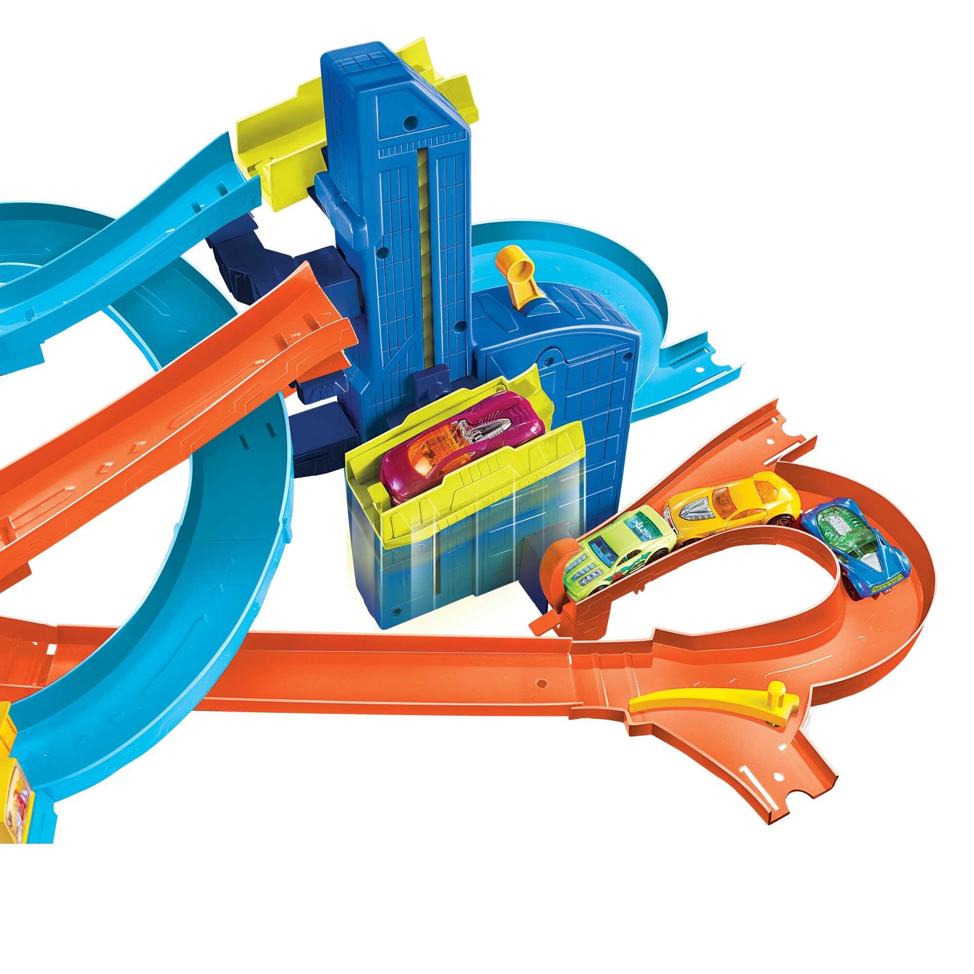 Hot wheels - pista autostrada con ascensore, set motorizzato con luci e suoni, 5 macchinine incluse - Hot Wheels