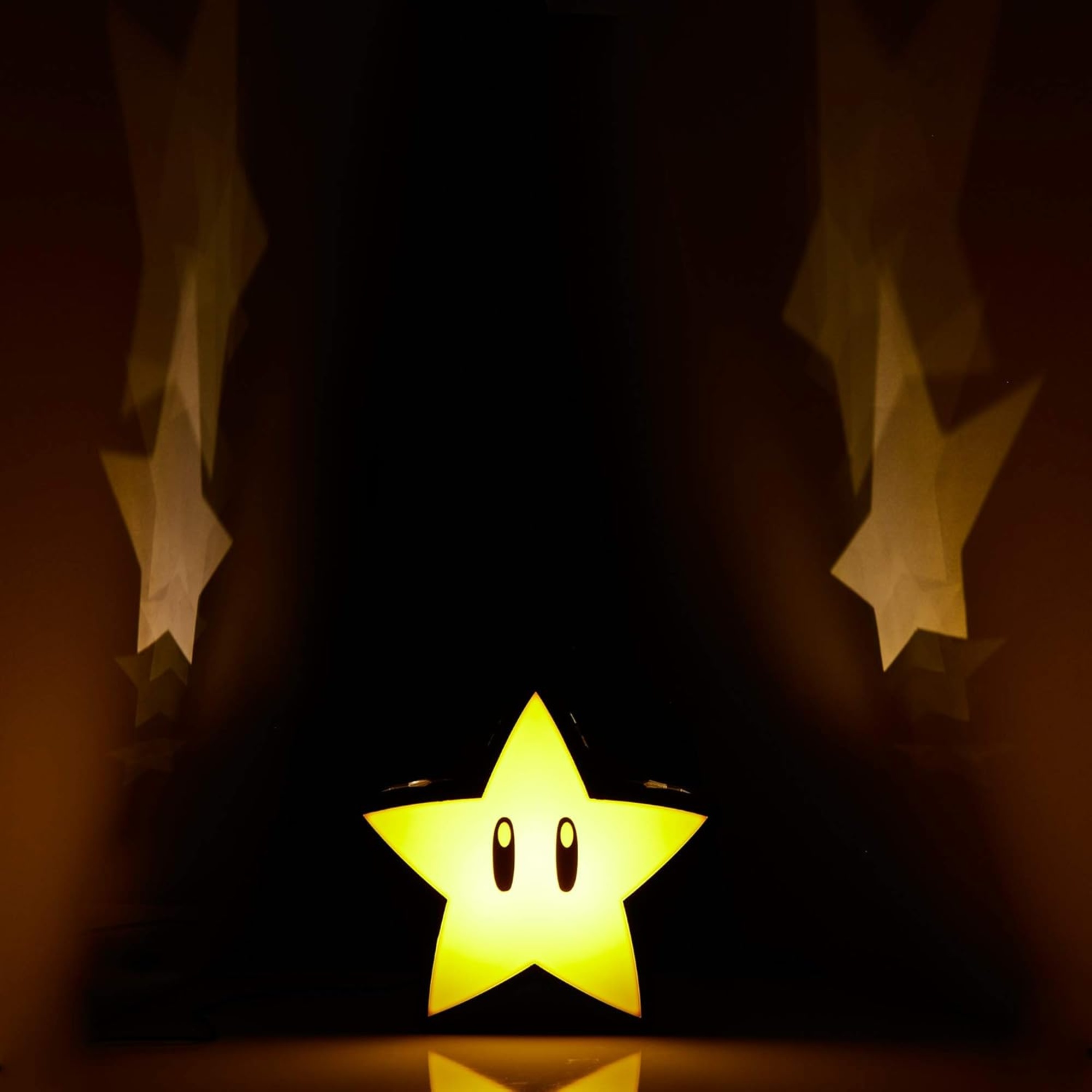 Lampada stella super mario 24 cm – design iconico con licenza ufficiale, alimentazione a batterie e cavo usb, accessorio decorativo per collezionisti - Super Mario