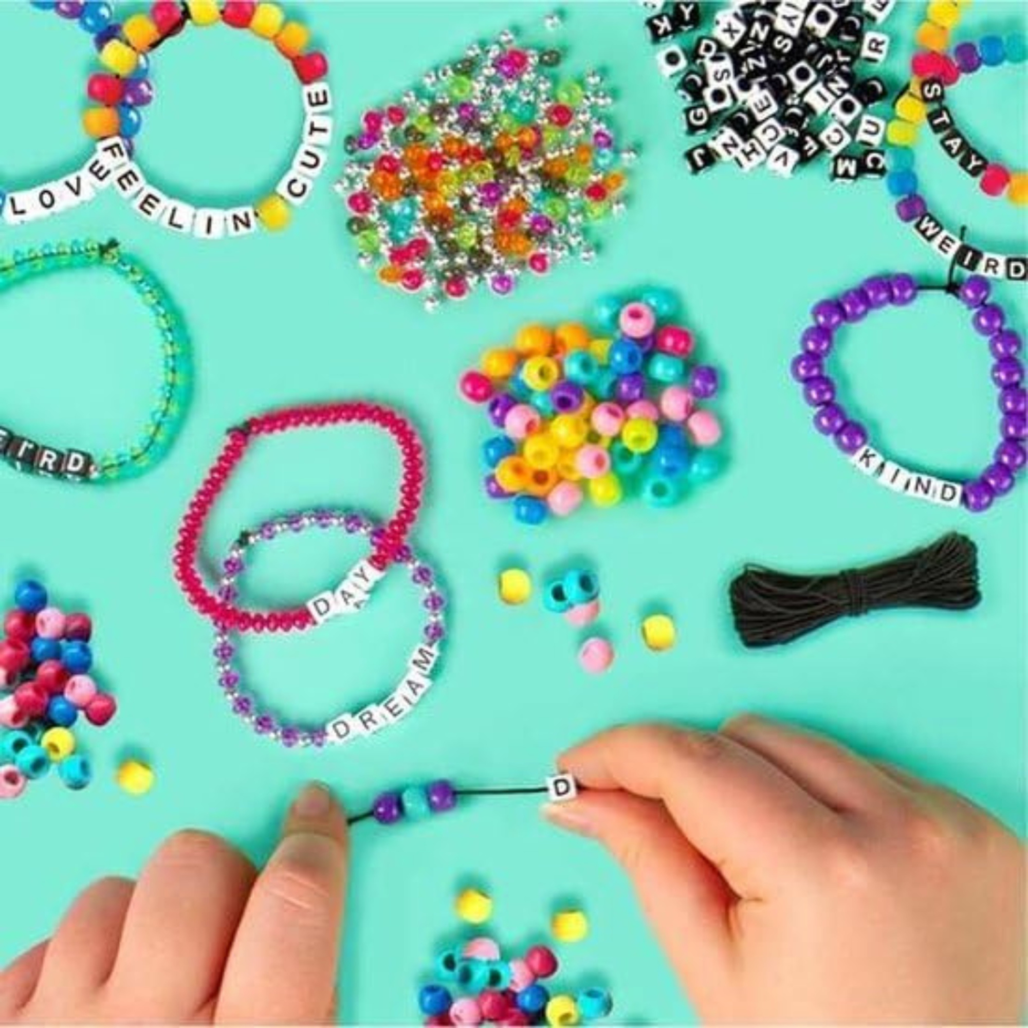 Crayola creations - set crea i tuoi braccialetti alphabet bead – it’s my story, attività creativa e regalo per bambine, da 8 anni - CRAYOLA