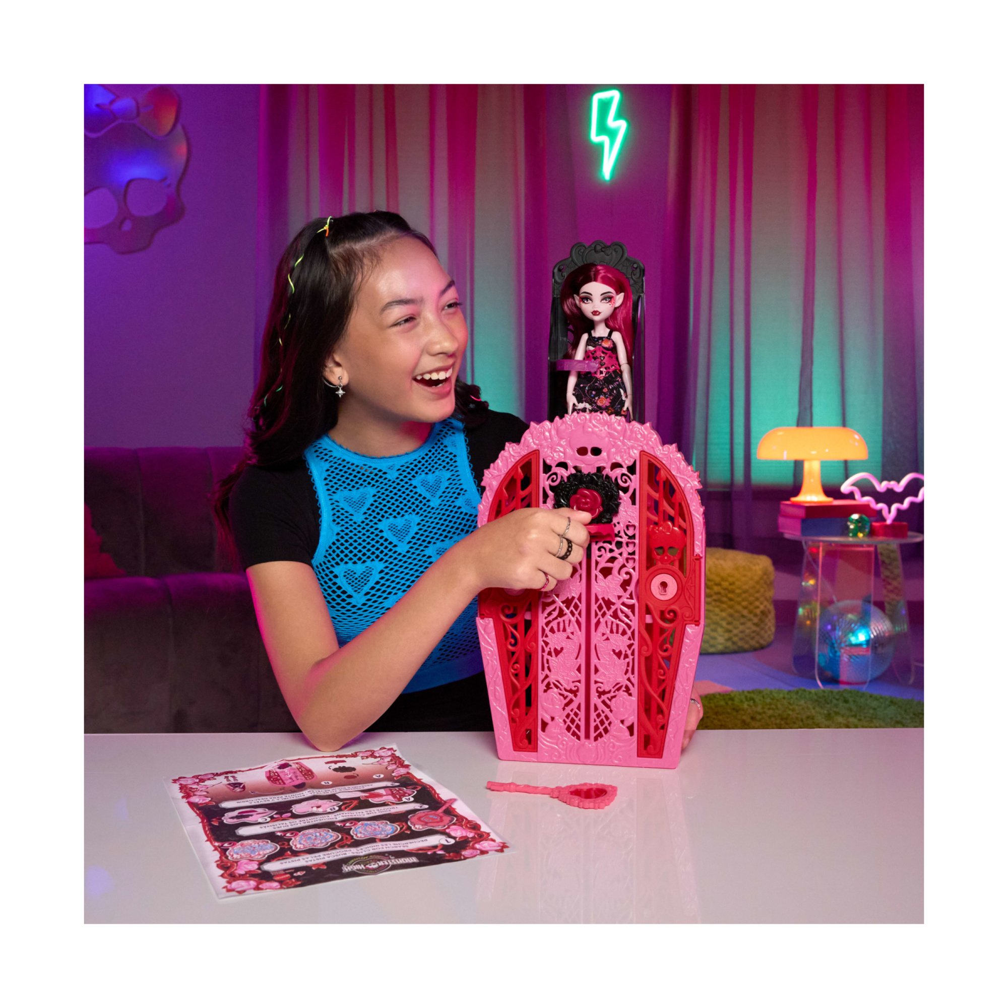 Monster high - draculaura e i misteri in giardino, set con bambola e guardaroba, 19 accessori e abiti inclusi - Monster High