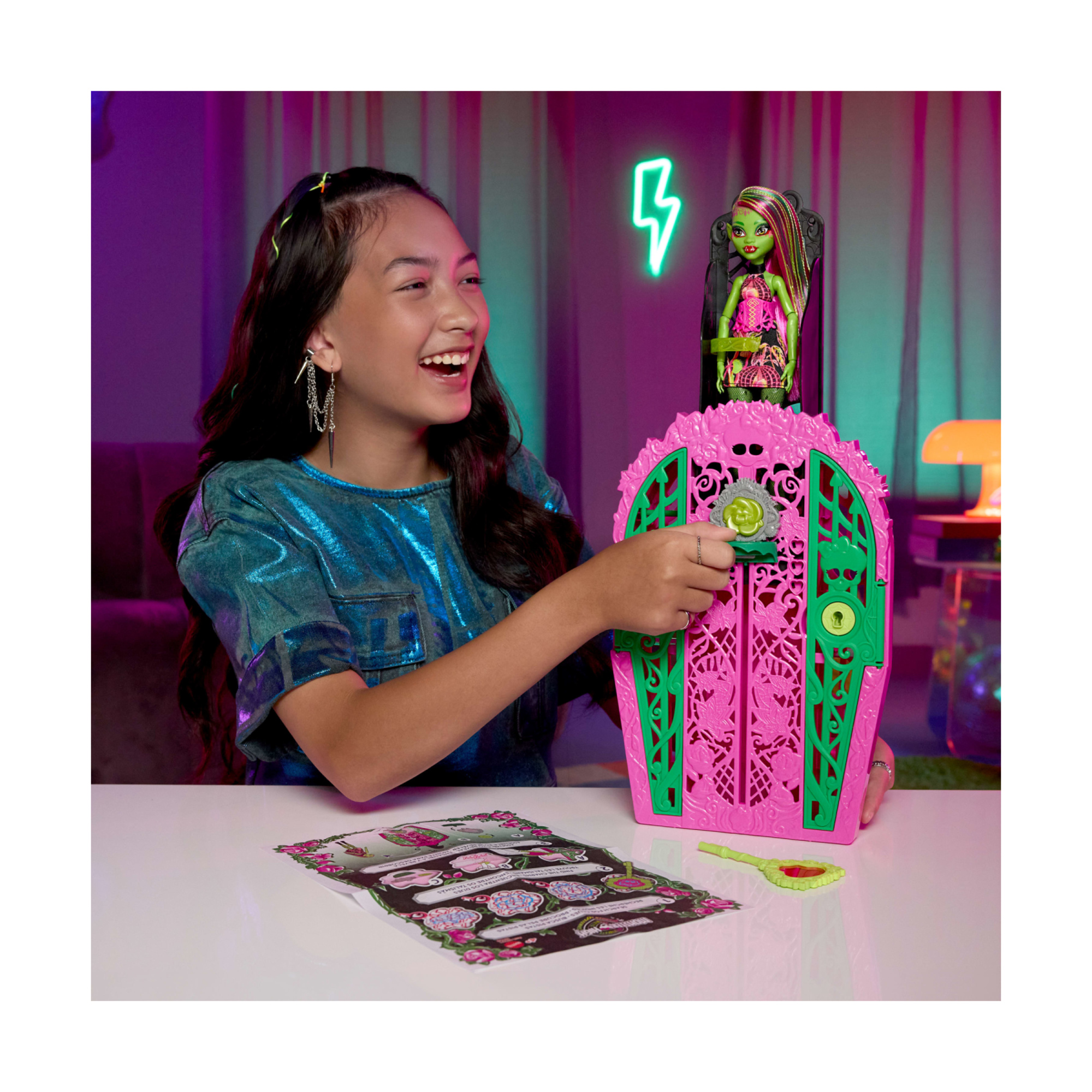Monster high - venus mcflytrap e i misteri in giardino, set con bambola e guardaroba, 19 accessori e abiti inclusi - Monster High