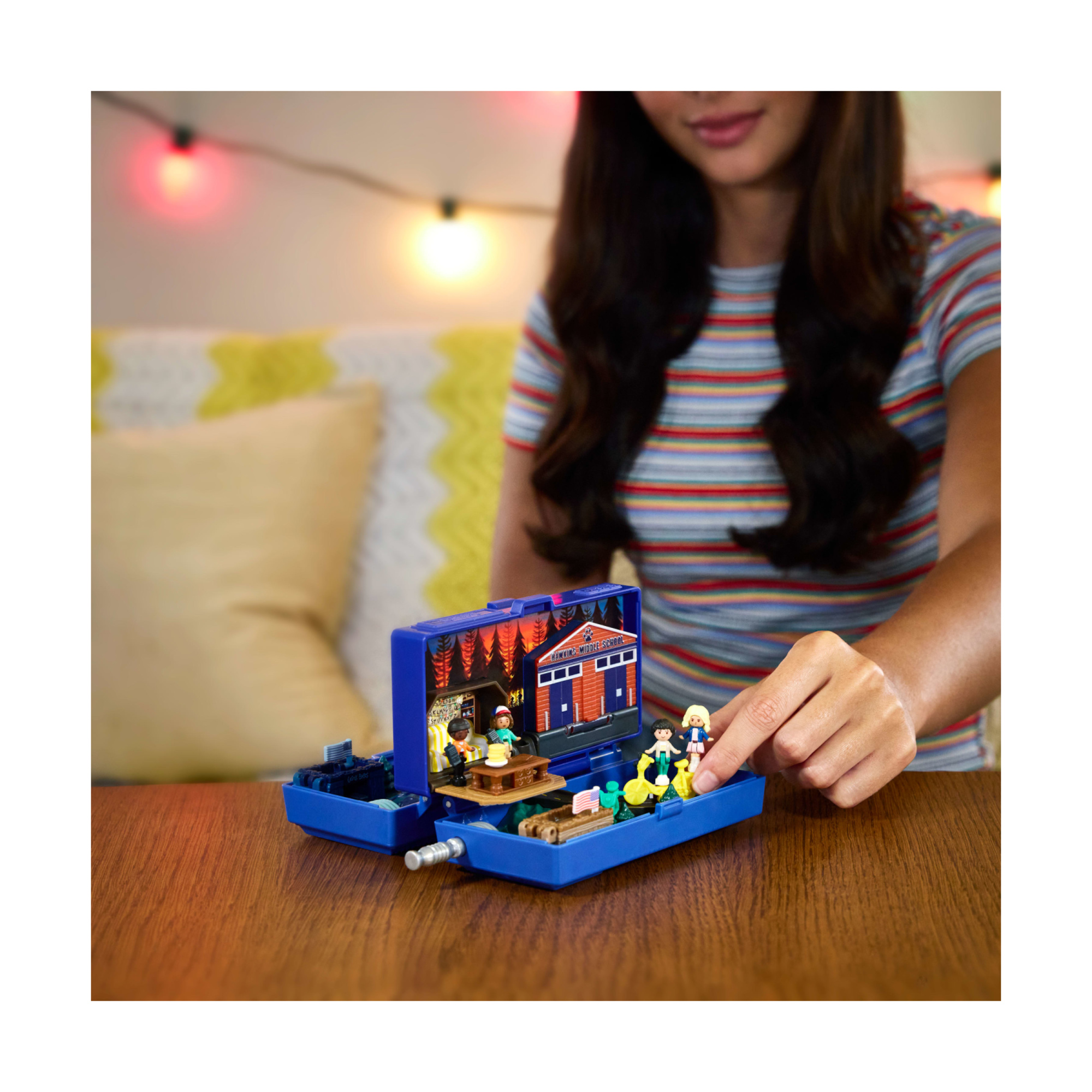 Polly pocket stranger things - cofanetto walkie talkie, playset edizione speciale da collezione con 6 personaggi della serie - Polly Pocket, Stranger Things