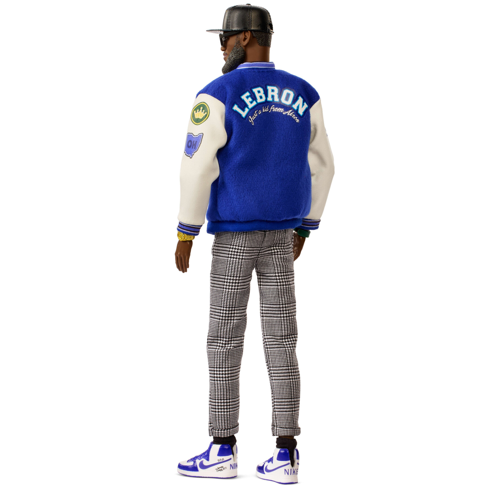 Barbie signature -  lebron james kenbassadors, bambola da collezione del campione nba con giacca in stile college e accessori inclusi - Barbie