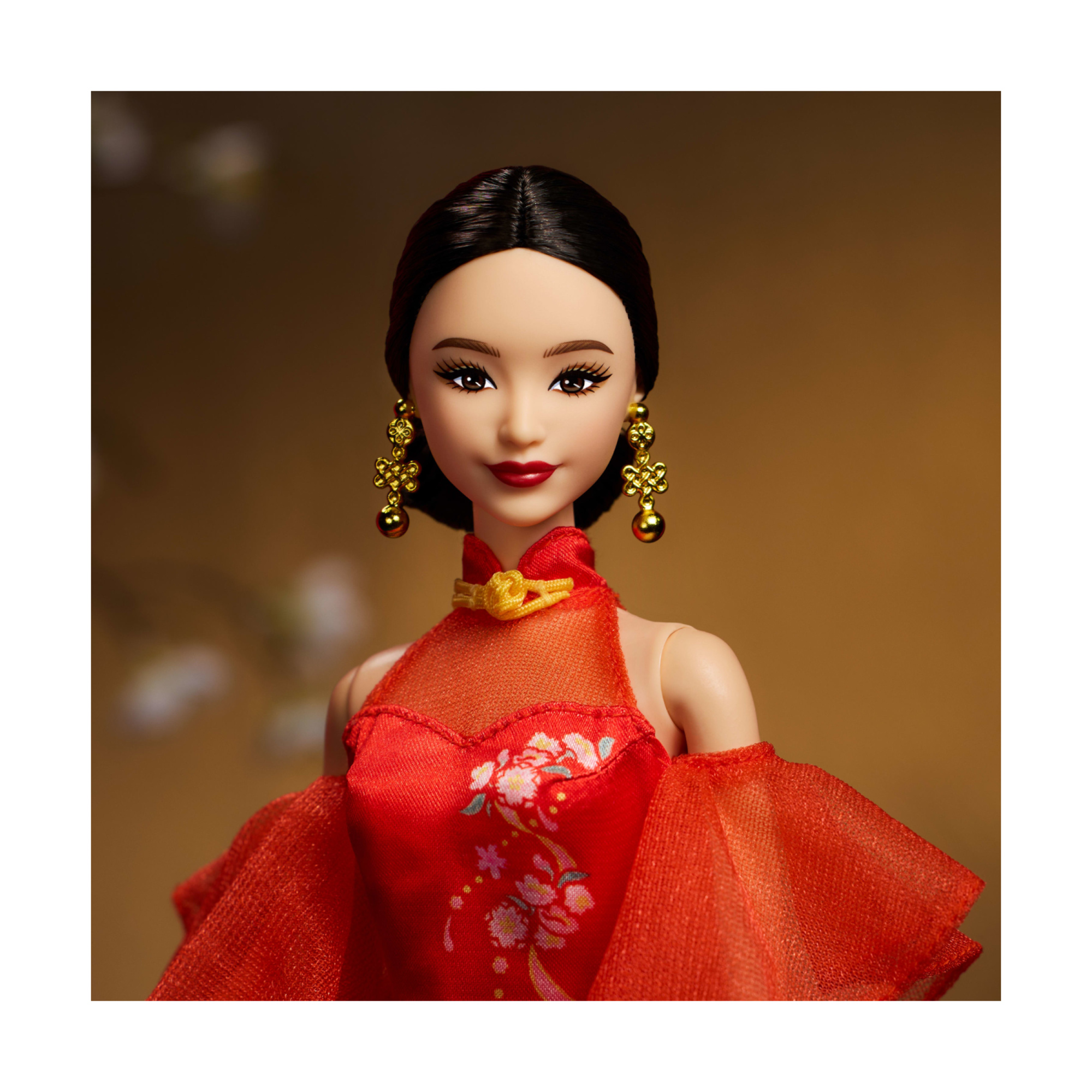 Barbie signature - capodanno lunare cinese 2025, bambola da collezione con abito qipao e accessori dorati - Barbie